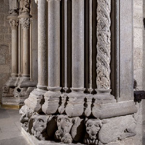Columns of the pillar on the left side of the central arch