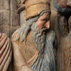 Detalle da estatua-columna do profeta Isaías despois da restauración do Pórtico da Gloria