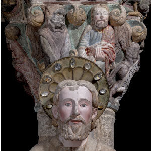 Detalle da imaxe sedente de Santiago o Maior e do capitel das Tentacións no parteluz do Pórtico