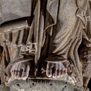 Detail of the seated image of Saint James the Greater in the mullion of the Portico of Glory