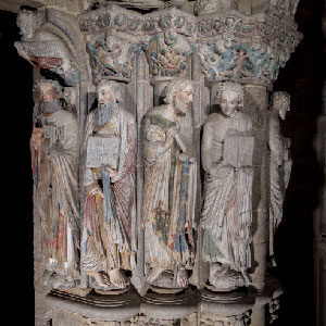 Detalle das estatuas - columna do piar dos profetas despois da restauración