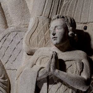 Detalle dos anxos e serafíns en oración da contrafachada do Pórtico da Gloria