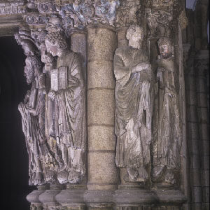 Detalle do piar dos apóstolos antes da restauración