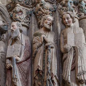 Detalle estatuas-columna no piar dos apóstolos