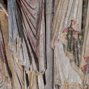 Detalles das diferentes capas de policromía conservadas nas estatuas columna do piar dos apóstolos