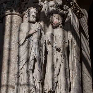 Estatuas columna no lado da dereita do Pórtico da Gloria. Posibles representacións de Andrés e Santiago o Menor