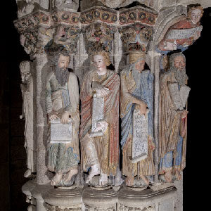 Estatuas-columna no piar dos profetas. Moisés, Isaías, Daniel e Xeremías