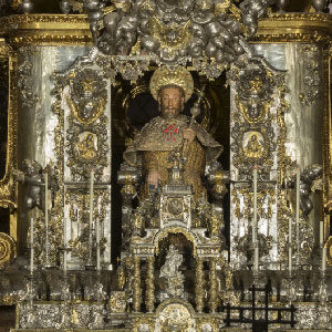 Imagen de Santiago del altar mayor, obra del taller del Maestro Mateo aunque muy reformada posteriormente